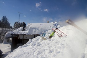 屋根の雪掘り