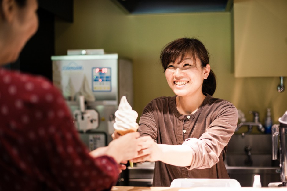 「千年こうじや」内カフェススタッフの 瀬下明日香さん