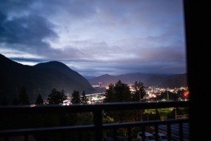 高半 かすみの間から、夜明け前の湯沢町