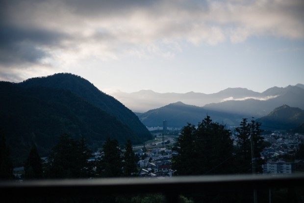 高半 かすみの間から、夜明けの湯沢町