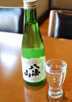 夏期限定の「特別純米原酒八海山」をビールの前に飲むのもおつなもの